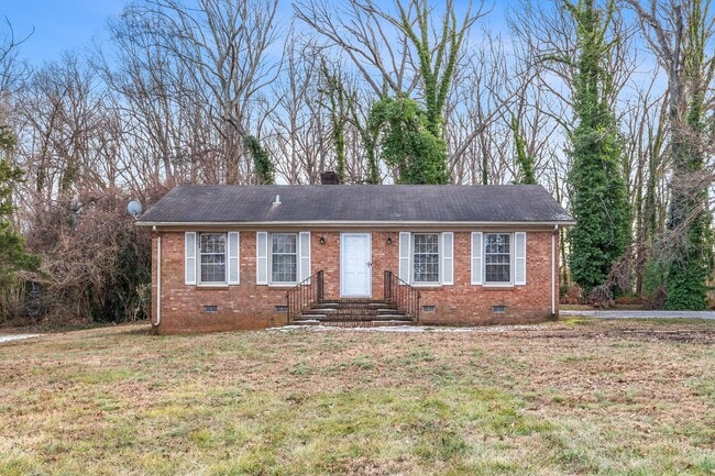 Building Photo - Large Brick Ranch, New Wood Like Flooring Throughout, Just Painted, LR, Den, Sun Room, Carport!