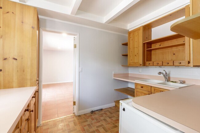 Building Photo - Spacious 5-Bedroom, 3-Bath Home with Pool ...