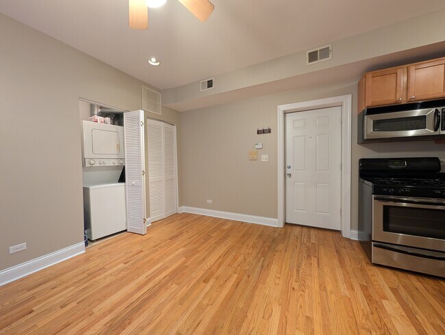 Building Photo - 6812 N Wayne Ave