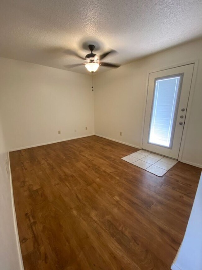 Building Photo - 1226 N LBJ Dr
