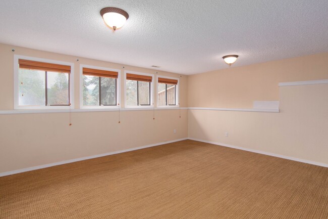 Building Photo - 4 Bed 3 Bath North Side Home nearly 2400 s...