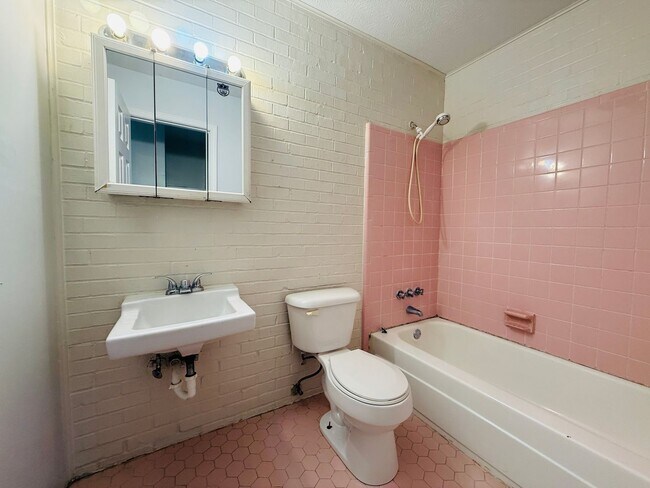 Building Photo - 1104 Ayton Pl