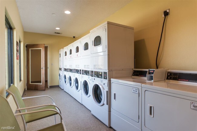 Building Photo - 1 br, 1 bath Apartment - Chatham Green