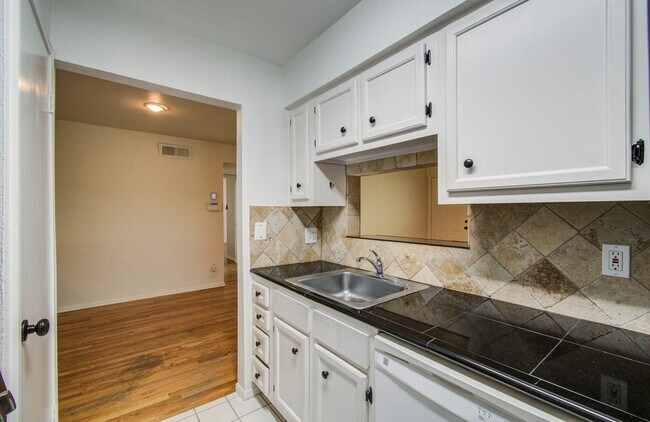 Building Photo - 5711 Sugar Hill Dr