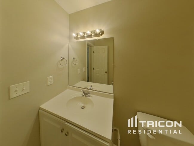 Building Photo - 63 Woodpond Ct