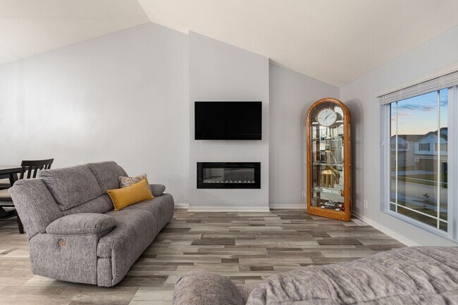 Building Photo - 3 bed, 2 bath home built in 2023