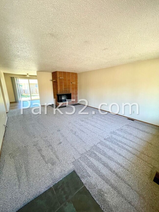 Building Photo - 1402-1404 N Orchard St