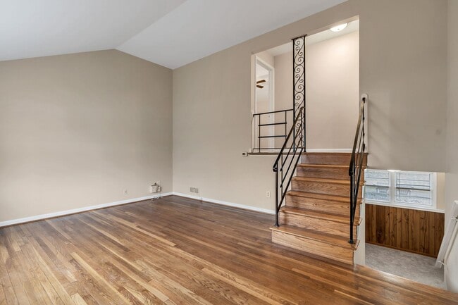 Building Photo - Well Maintained 3 Bedroom 1.5 Bathroom Spl...