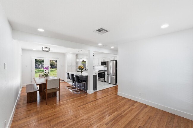 Building Photo - 2014 Woodcrest Dr