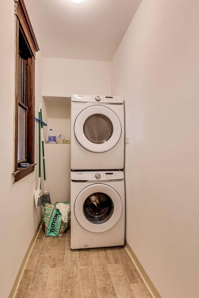 Building Photo - 1506 W Thome Ave