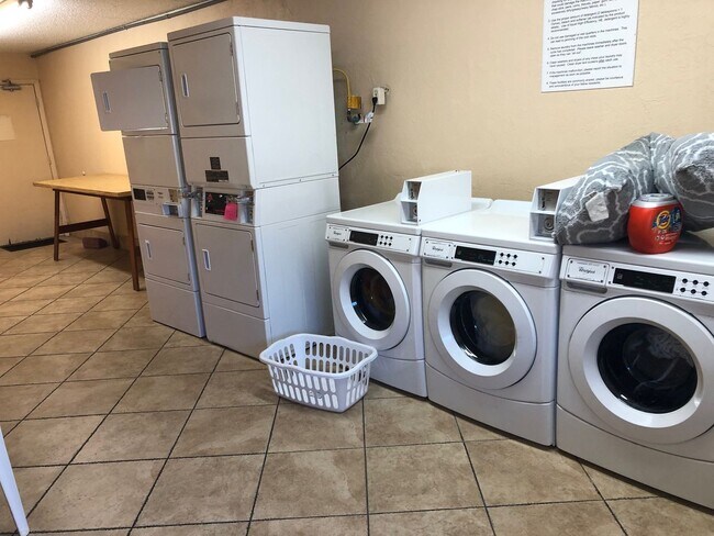 Building Photo - 2 bedroom 2 bath recent remodel Direct river front.