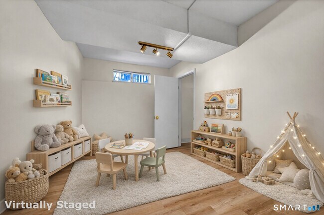 Building Photo - 925 Oronoke Rd