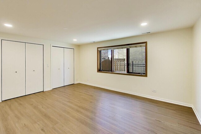 Building Photo - 1209 E Davis St