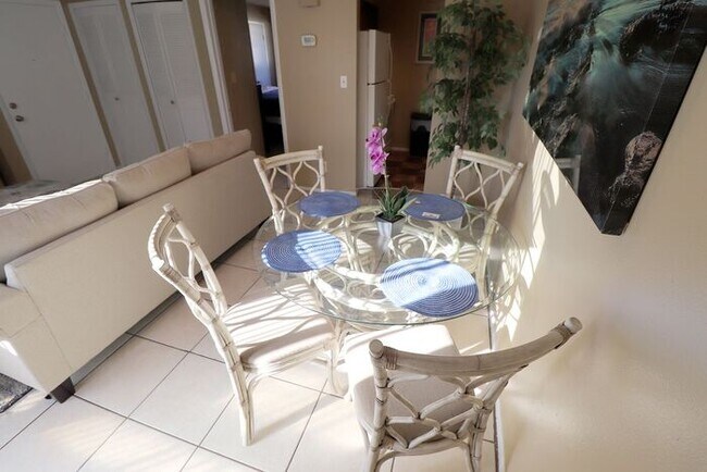 Building Photo - One bedroom apartment 7 or 12 months rental terms available/ Apartamento disponible amueblado o s...