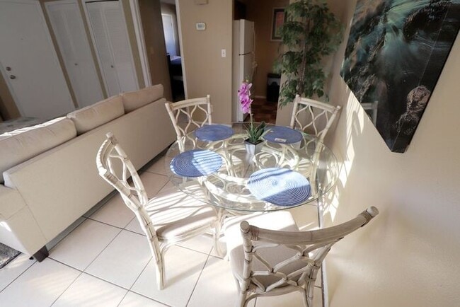 Building Photo - One bedroom apt 7 or 12 months furnish or unfurnished. Apartamento disponible amueblado o sin mue...