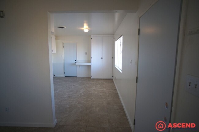 Building Photo - 209 E Warren Ave