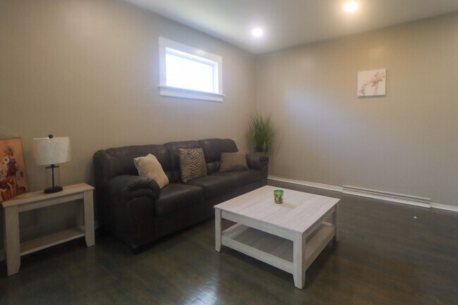Building Photo - Spacious & Newly Renovated 4-Bedroom Home
