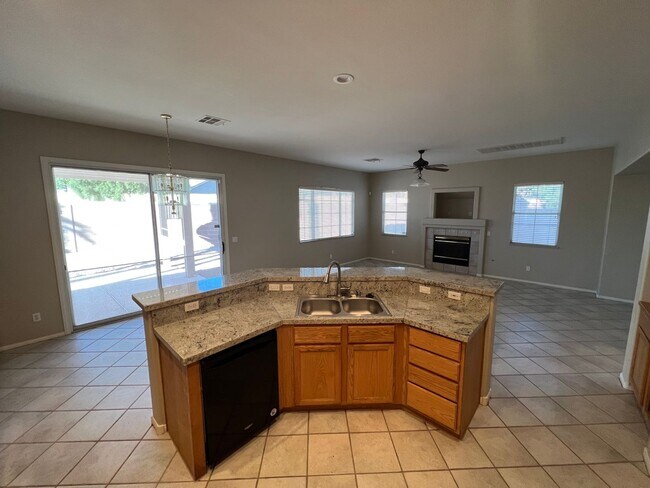 Building Photo - 4 Bedroom with Bedroom Downstairs, Pool, O...