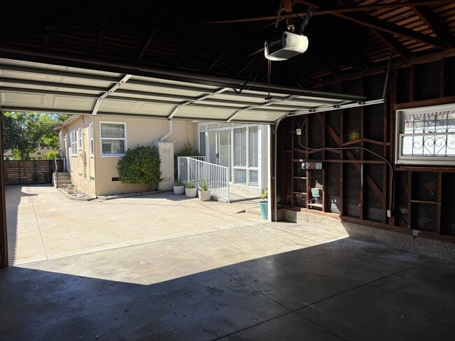 Building Photo - Amazing 3 Bedroom Montrose Home!