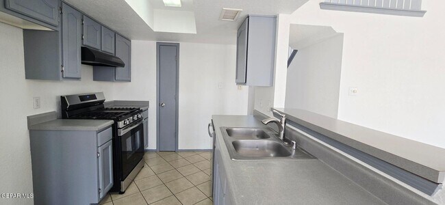Building Photo - 7123 Oval Rock Dr