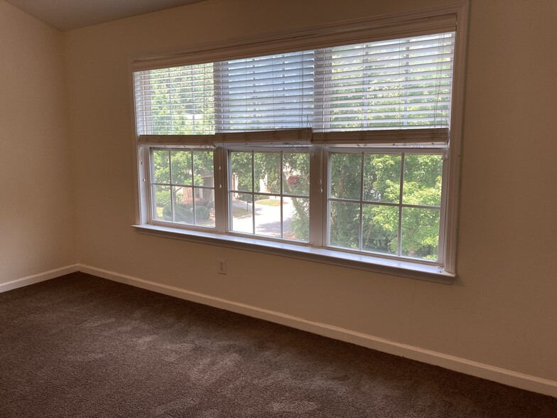 Large owners bedroom , carpet - 1684 Northgate Mill Dr