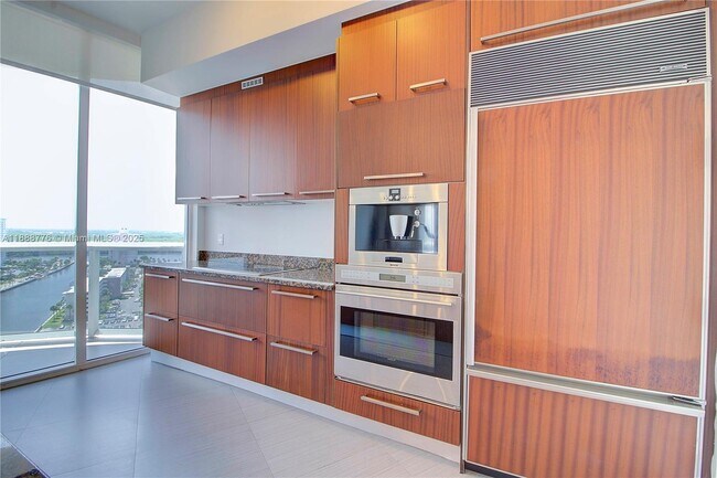 Building Photo - 15901 Collins Ave