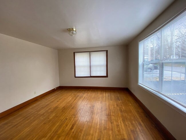 Building Photo - 1 Bedroom 1 Bath Apt