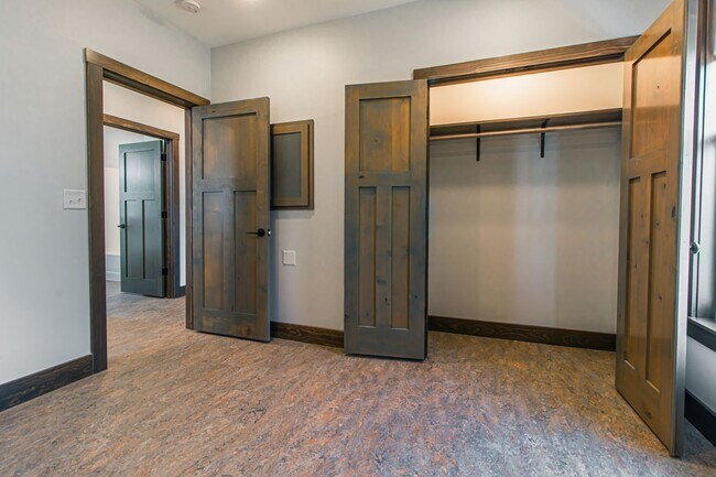 Building Photo - AVAILABLE AUGUST - Beautifully Renovated 2 bed/1bath Home on PARK POINT