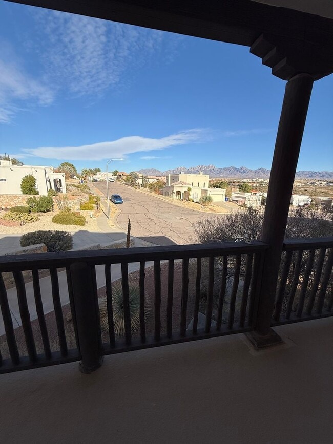 Building Photo - Beautiful 3 Bedroom/2.5 Bathroom Home Located off Roadrunner