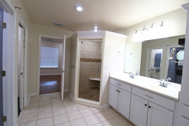 Building Photo - Spacious 3BR/2BA on 1 Acre – Fully Fenced