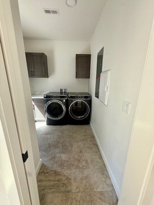 Building Photo - Single Family HOME with 3 Bedrooms 2 1/2 Bathrooms - Where Mountains meet you at upscale living!