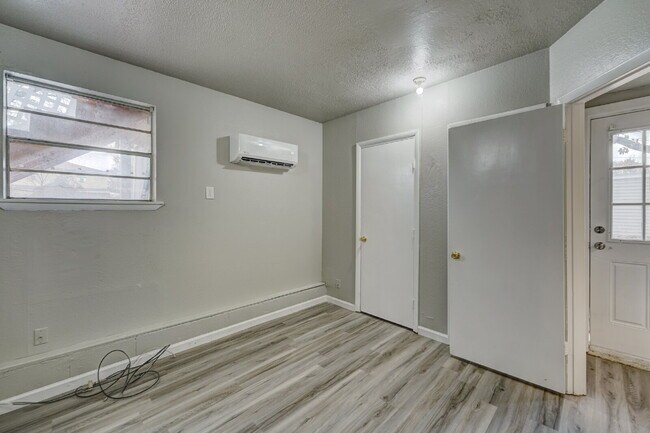 Building Photo - 1 Bedroom/1 Bathroom Available Now!