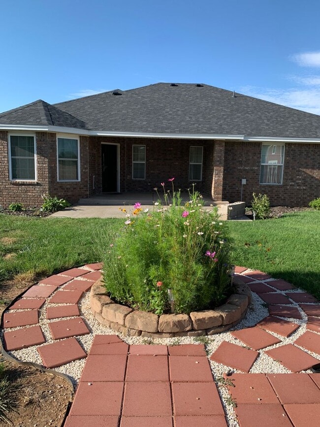 Building Photo - 116 Mariposa Dr