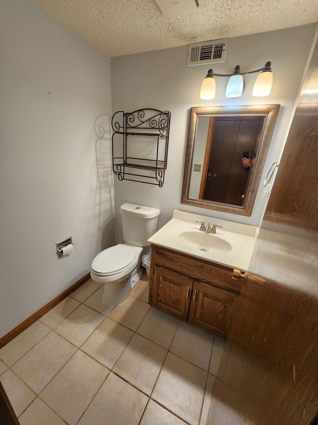 Building Photo - Nice 3BR, 1.5BTH half duplex near schools ...