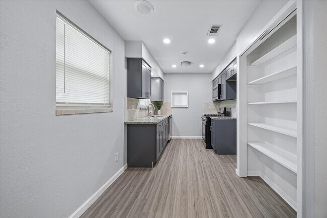 Building Photo - 9315 Glen Shadow Dr