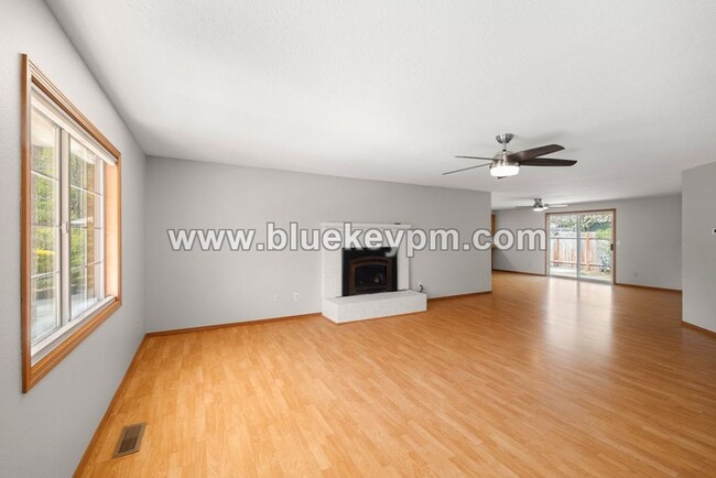 Building Photo - 3 Bed, 2 Bath Home in Wilsonville on a Cul...