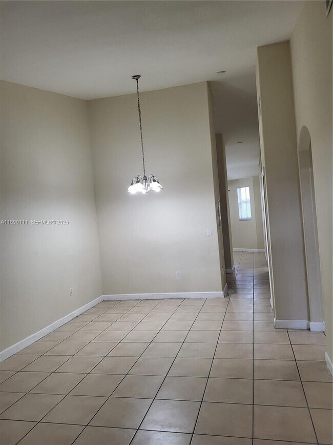 Building Photo - 2551 SE 16th Terrace