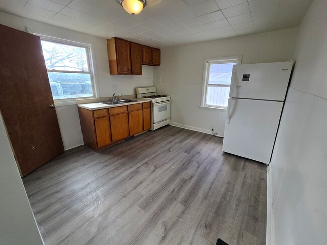 Building Photo - $850 - 1 Bed 1 Bath Home