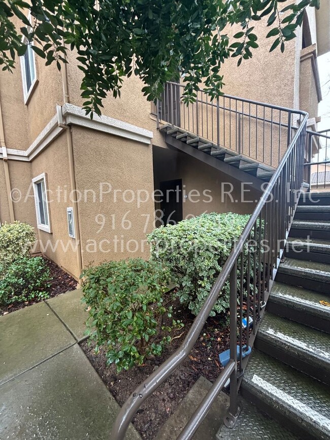 Primary Photo - Modern Condominium - 3 Bed, 2 Bath - Gated...