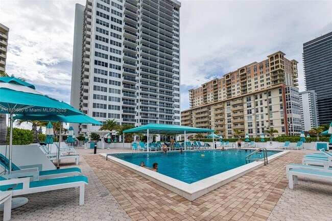 Building Photo - 3140 S Ocean Dr