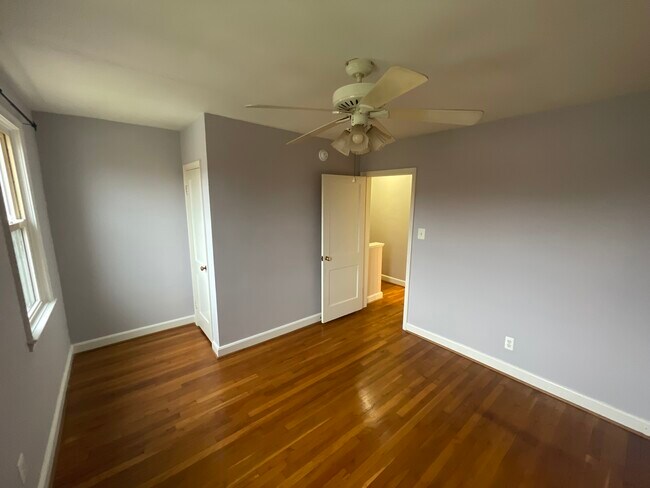 Building Photo - 906 Pine Heights Ave