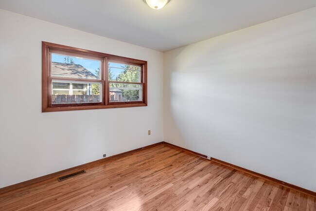 Building Photo - Charming 3 bed, 1.5 bath rental home in SE Portland!