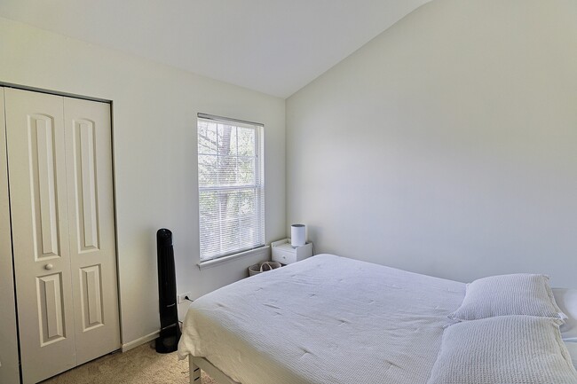 Building Photo - 1049 Talbots Ln