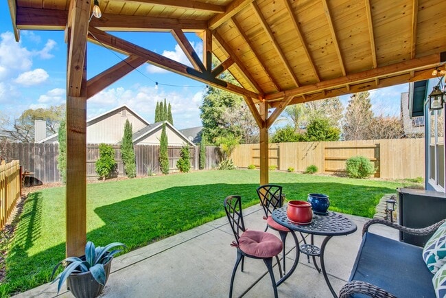 Building Photo - 209 White Oak Ln