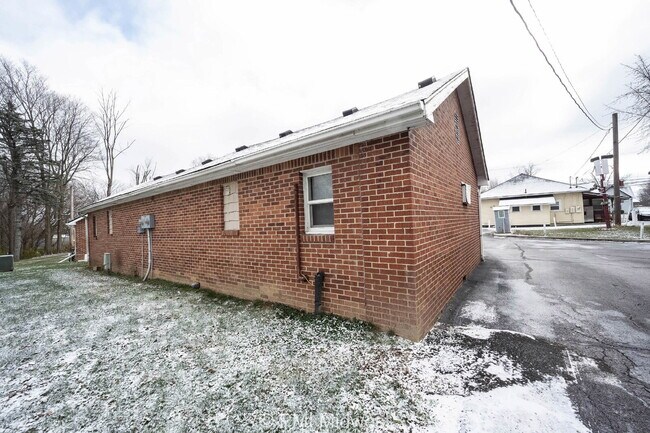 Building Photo - "Charming 1-Bedroom Retreat in Greenfield – Cozy 400 Sq Ft Haven!"