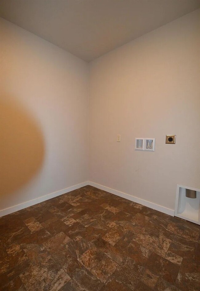 Building Photo - 3 Bedroom, 2.5 Bath Townhomes for Rent in ...