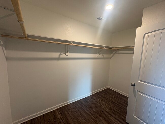 Building Photo - 44019 Covington Ridge Dr