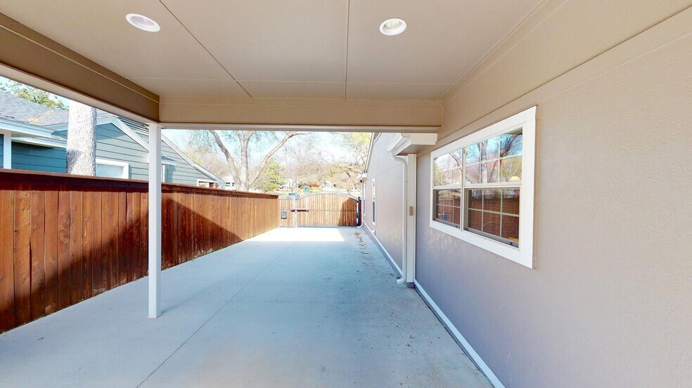 Building Photo - Stylish & bright Ridglea North home steps from Berney Park