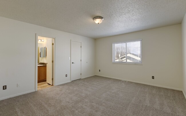 Building Photo - Move-In Ready Sundown Home with Updated Fe...