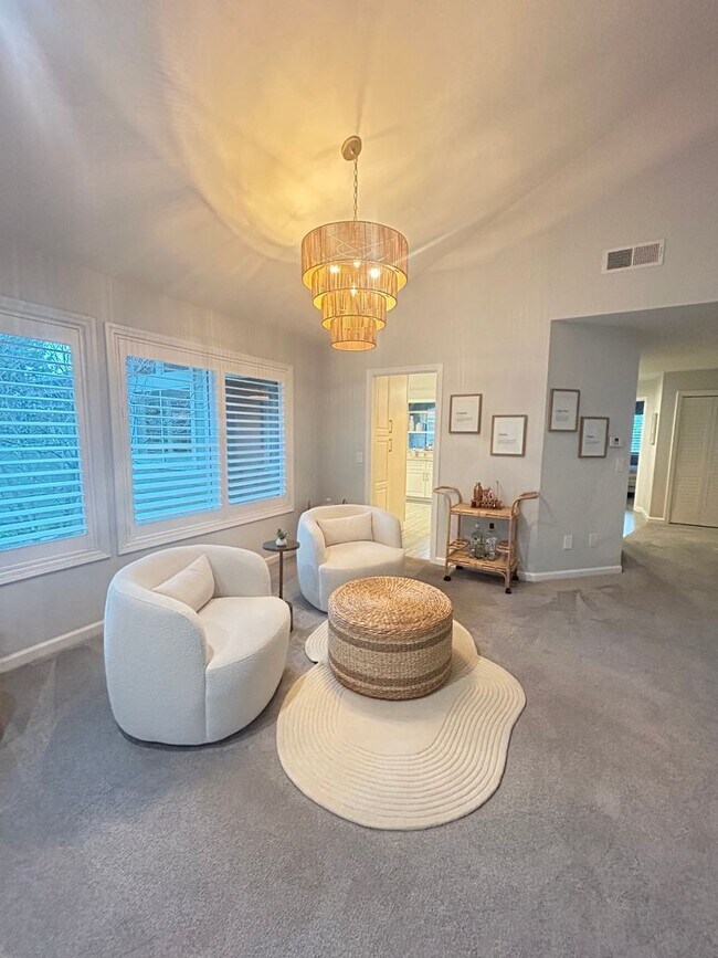 Building Photo - 2 Bed 2.5 bath townhome located on the golf course!